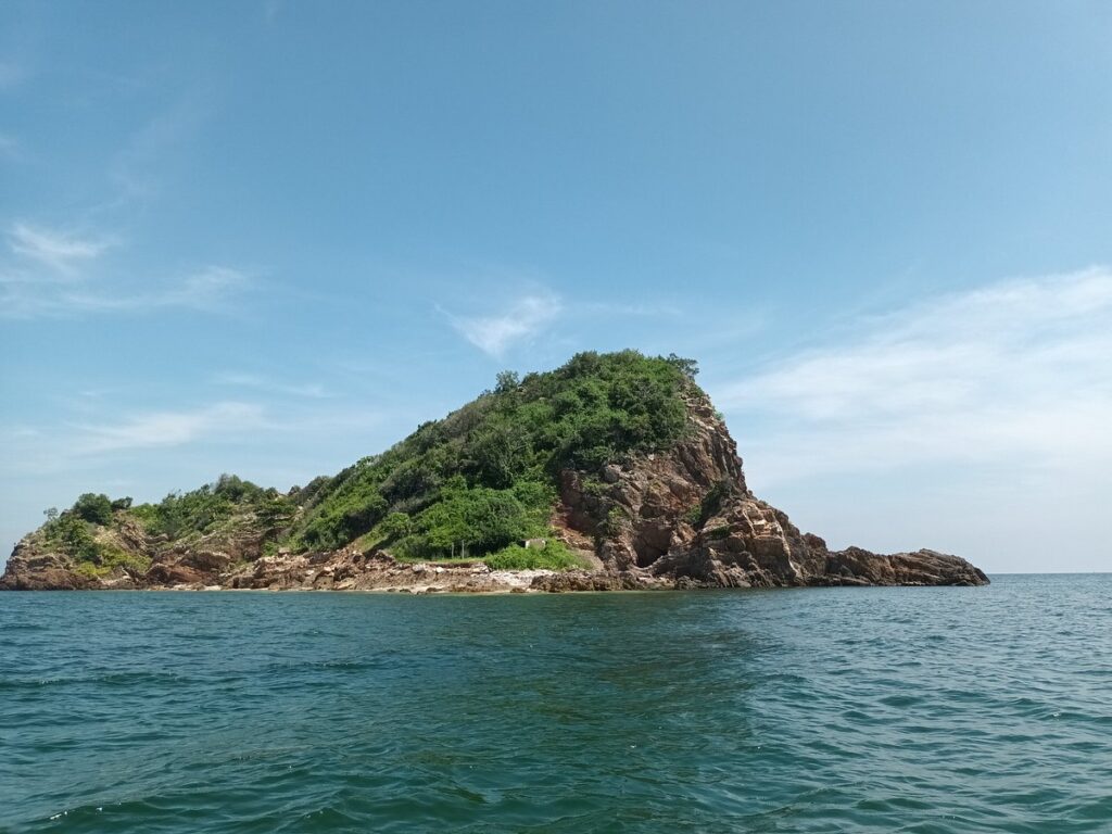 Koh Singto: The Hidden Coastal Rock of Hua Hin caption
